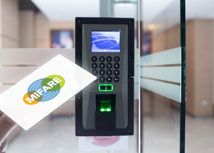 ¿Cómo se usa MIFARE EV1 en control de acceso corporativo?